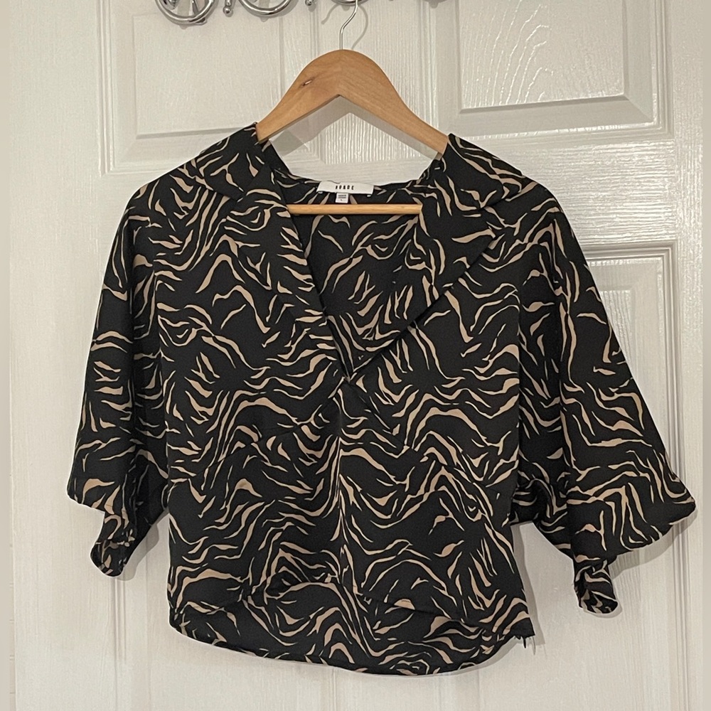 Ro & De V-neck Collared Top - Picture 2 of 9
